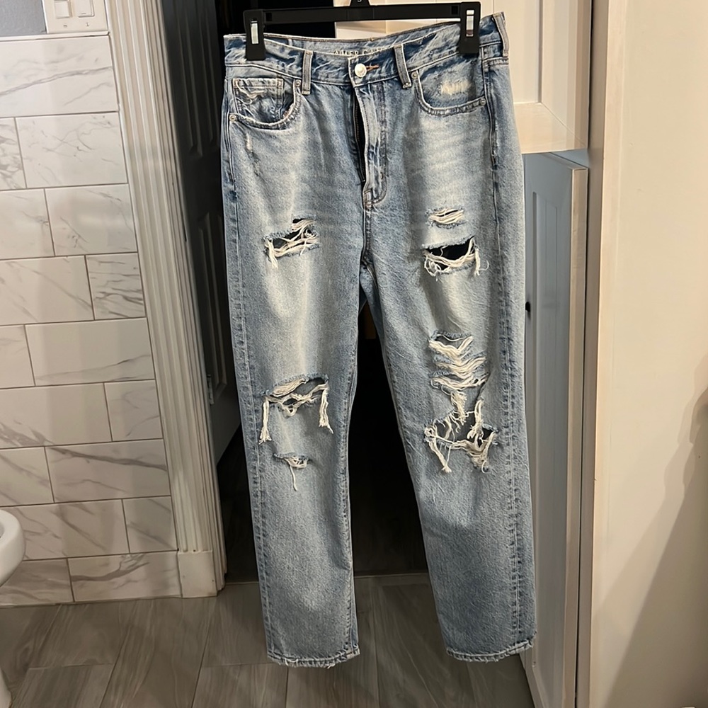 American Eagle Ripped Mom Jeans - Size 4 Short
